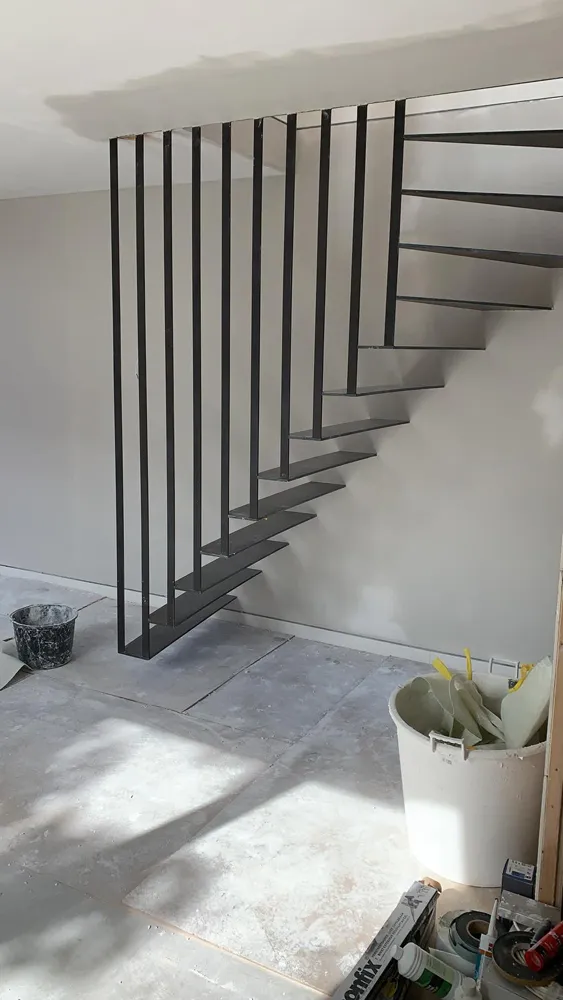 Stalen design trap met zwevend effect